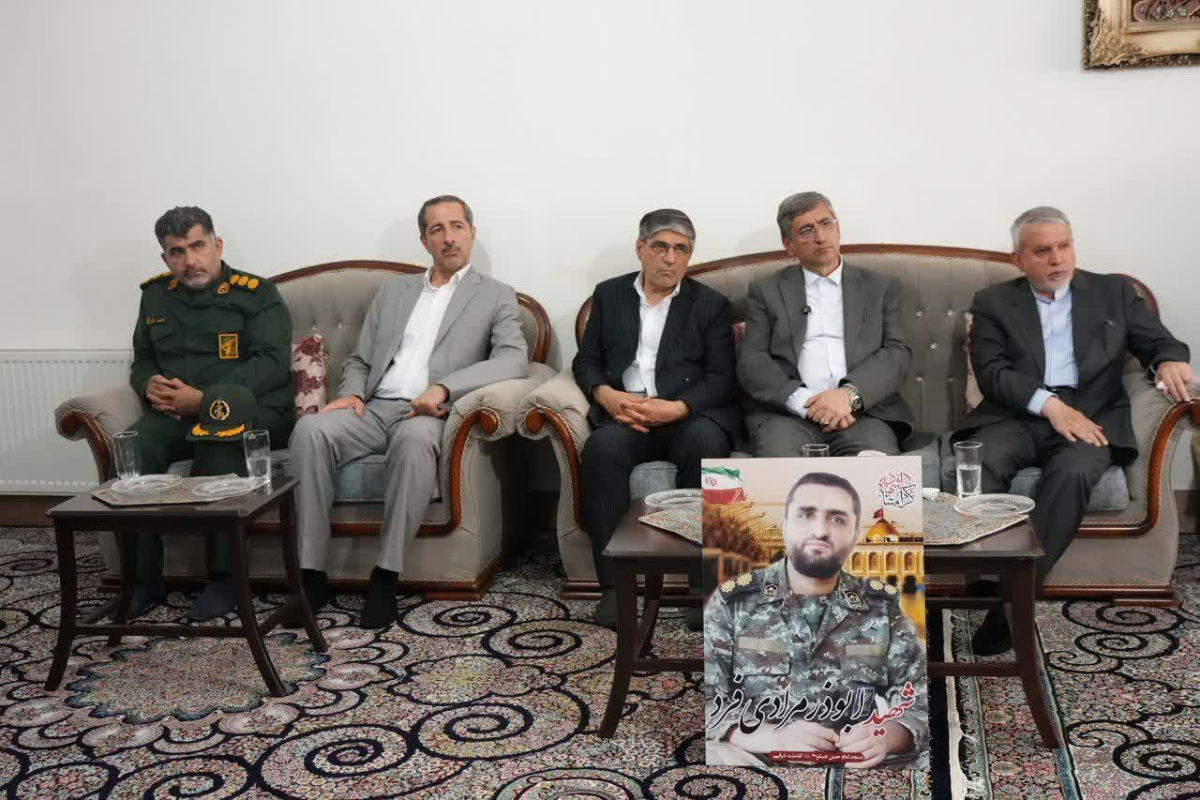 دیدار وزیر میراث‌فرهنگی در لرستان با خانواده شهید ابوذر مرادی فرد