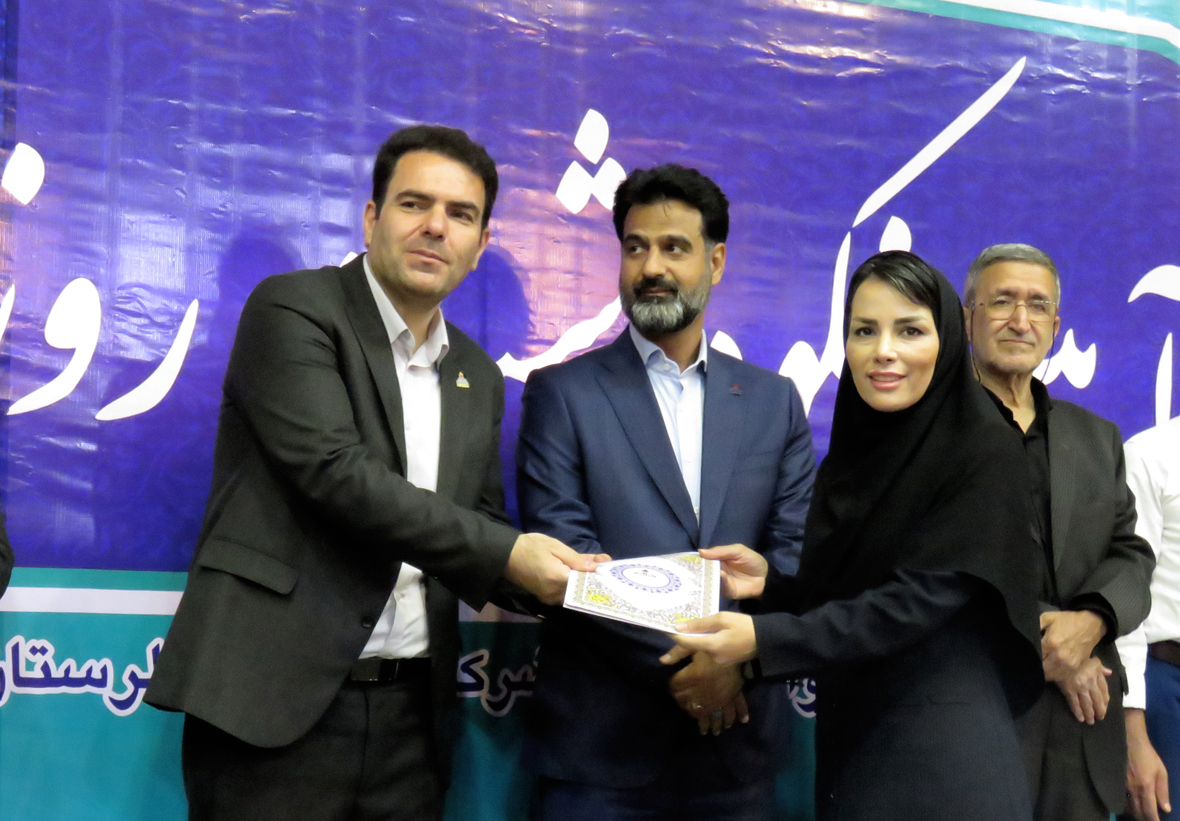 تجلیل شرکت گاز لرستان از سمیه روزبهانی مدیرمسئول پایگاه خبری زرک به مناسبت فرا رسیدن روز خبرنگار